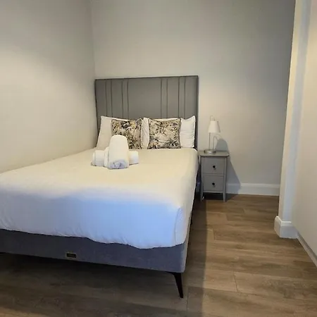 Centre, 3 Bedroom, Sleeps 6 *