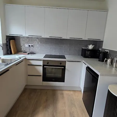 Centre, 3 Bedroom, Sleeps 6 *