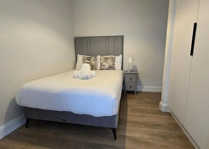 Centre, 3 Bedroom, Sleeps 6 *