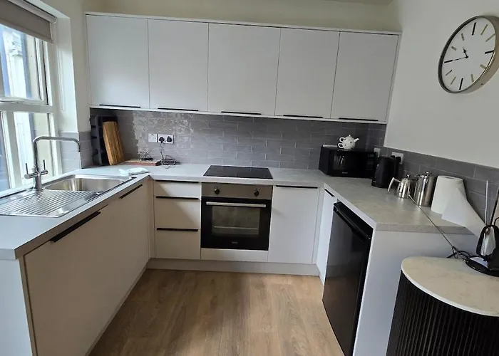 Centre, 3 Bedroom, Sleeps 6 *